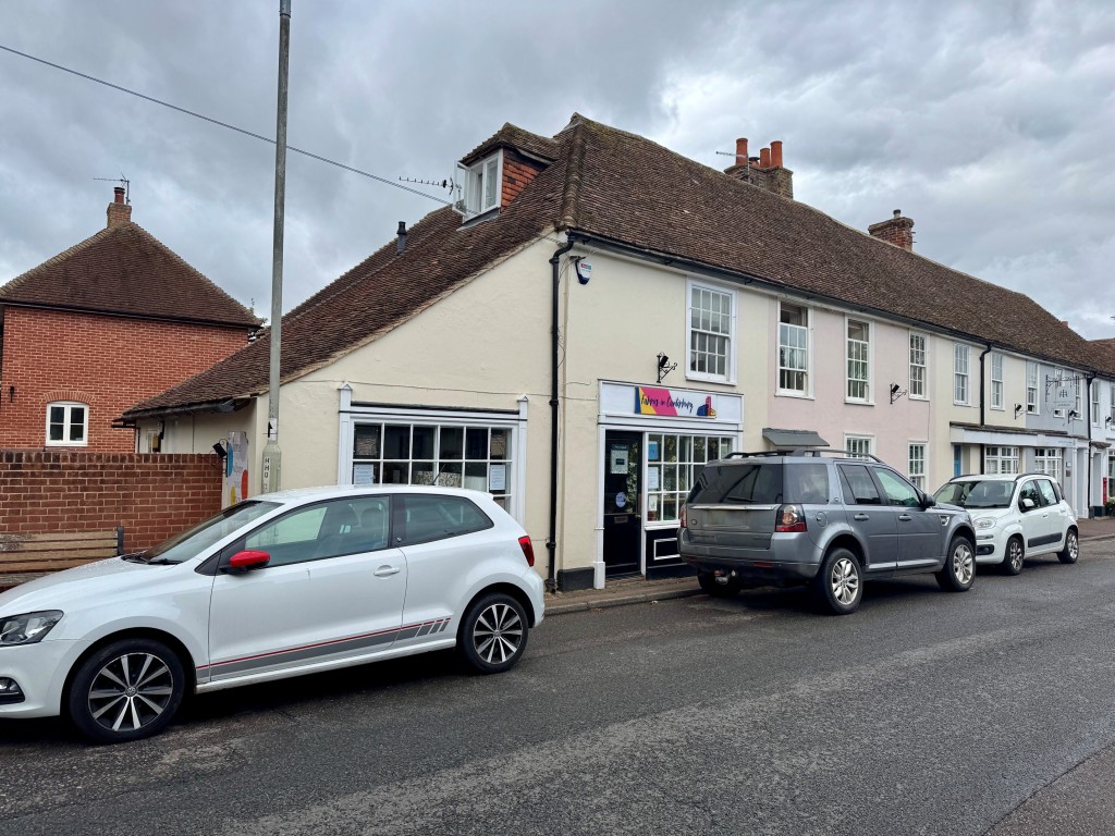 Lot: 88 - PERIOD FREEHOLD DOUBLE-FRONTED SHOP AND FLAT IN POPULAR VILLAGE LOCATION - Double fronted shop